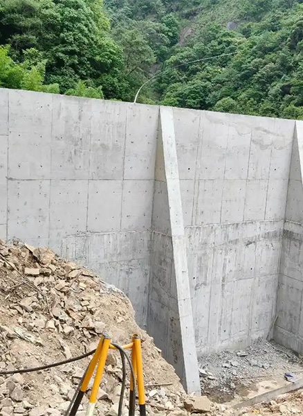 莱芜钢城区重力式挡土墙